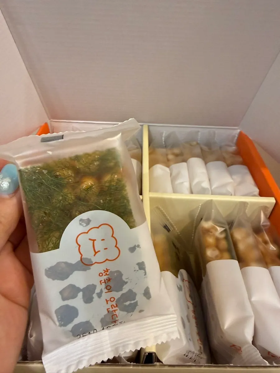 Inside the 20-piece oranda box