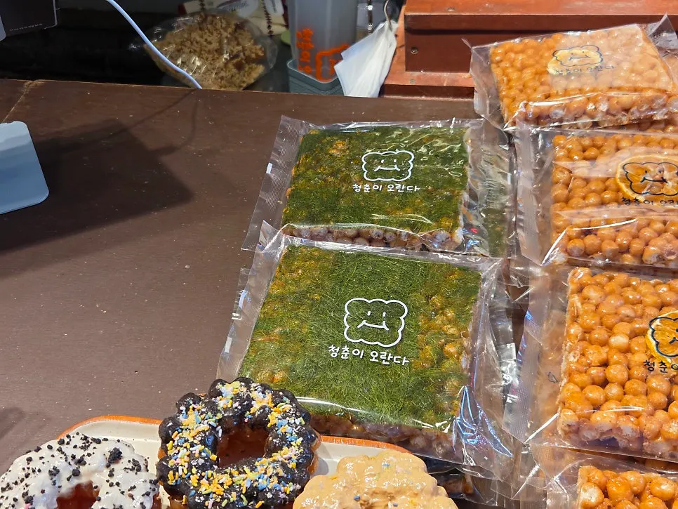 Square gamtae oranda packaging topped with green seaweed