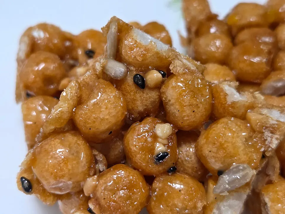 Close-up of nut oranda mixed with sunflower seeds and black sesame