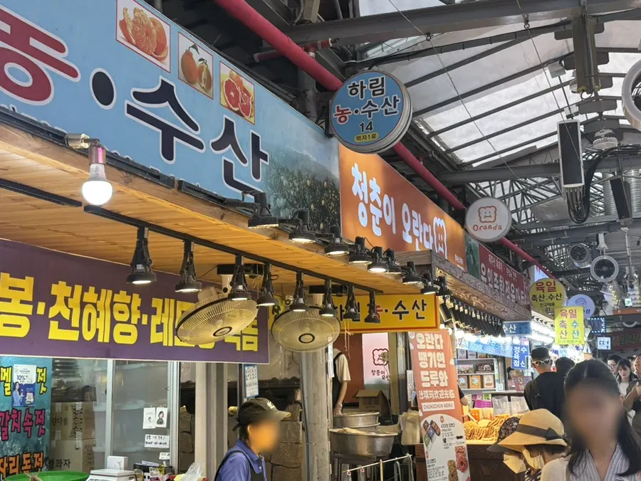 Cheongchuni Oranda's orange signboard inside Jeju Dongmun Market