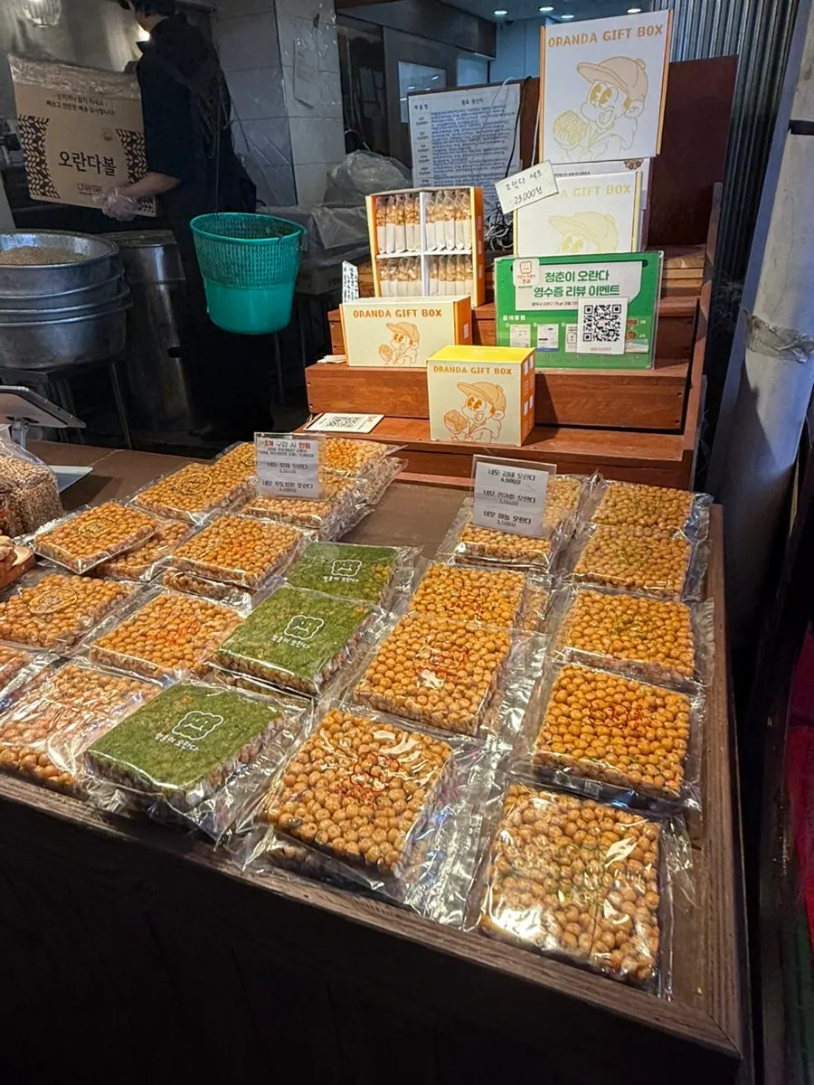 Display of oranda souvenirs at Jeju Dongmun Market
