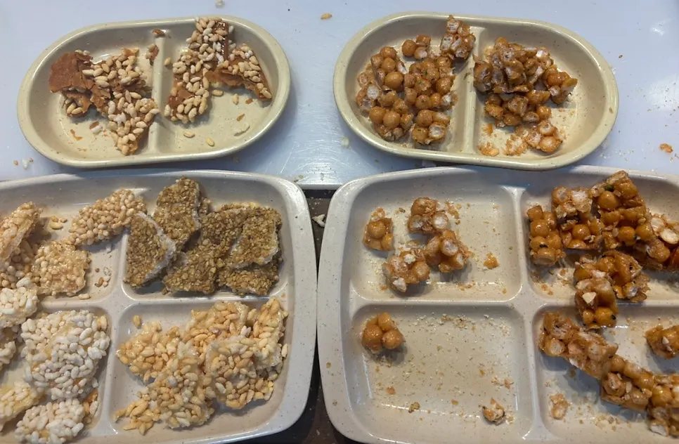 여러 가지 맛의 과즐 진열대
