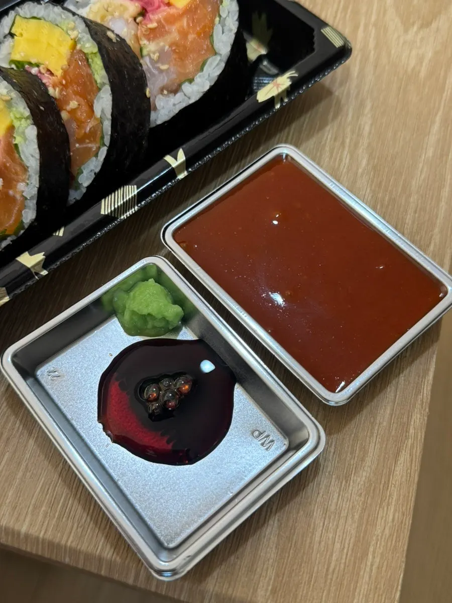 컵누들과 회 포장 상차림