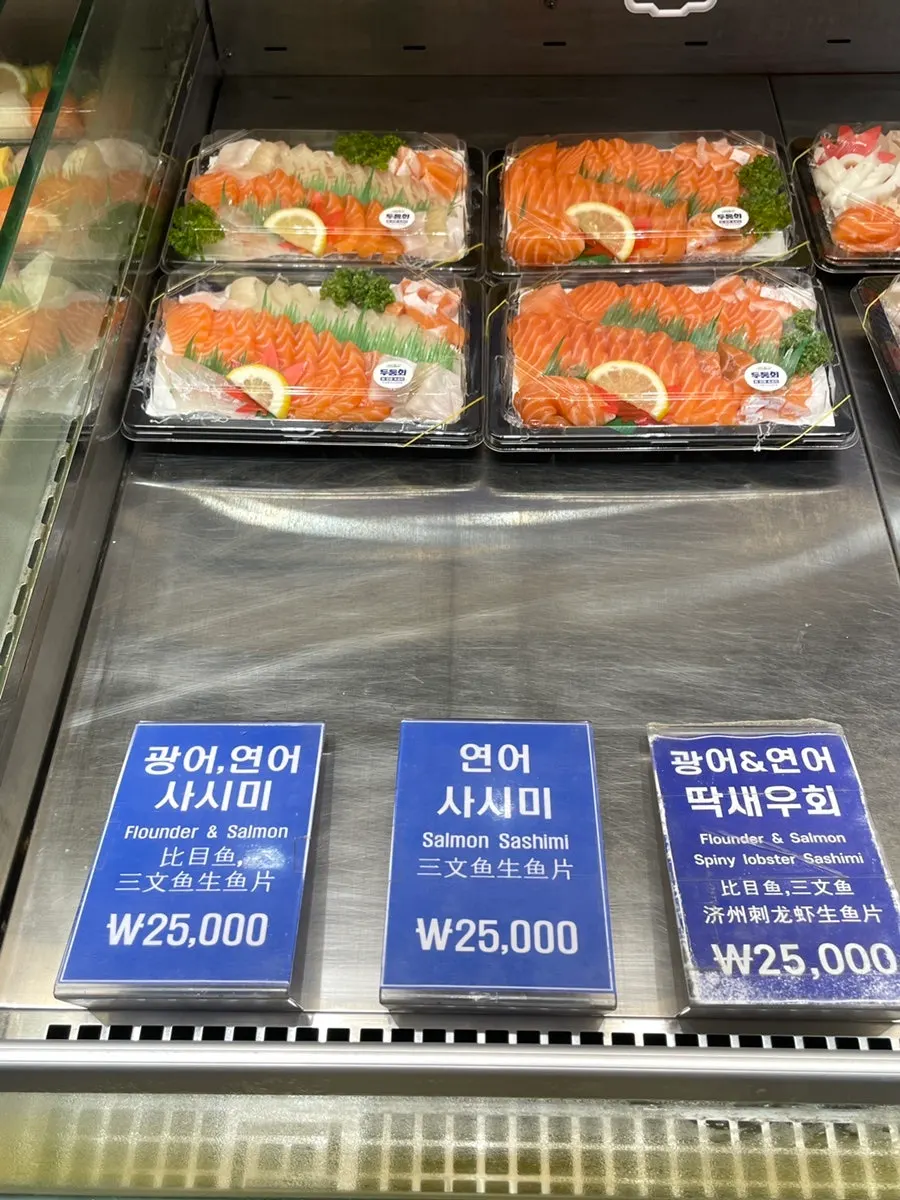Takeaway menu items displayed in the Dutumhoe case