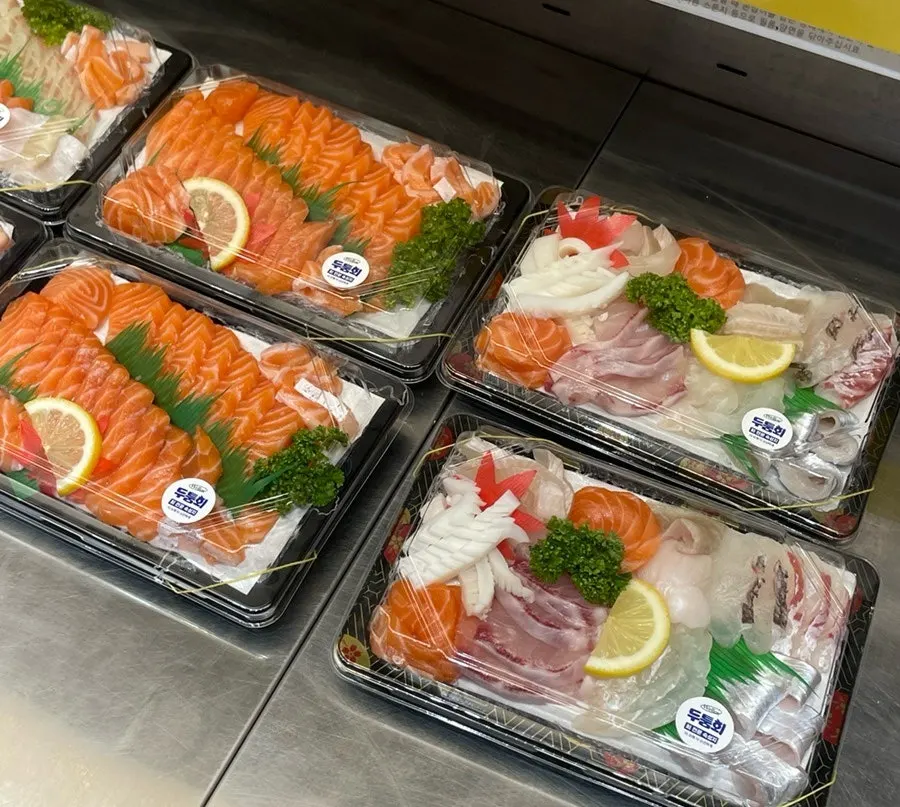 Display case with various sashimi types at Dutumhoe