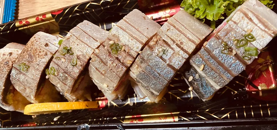Dutumhoe's mackerel pressed sushi packed for takeout