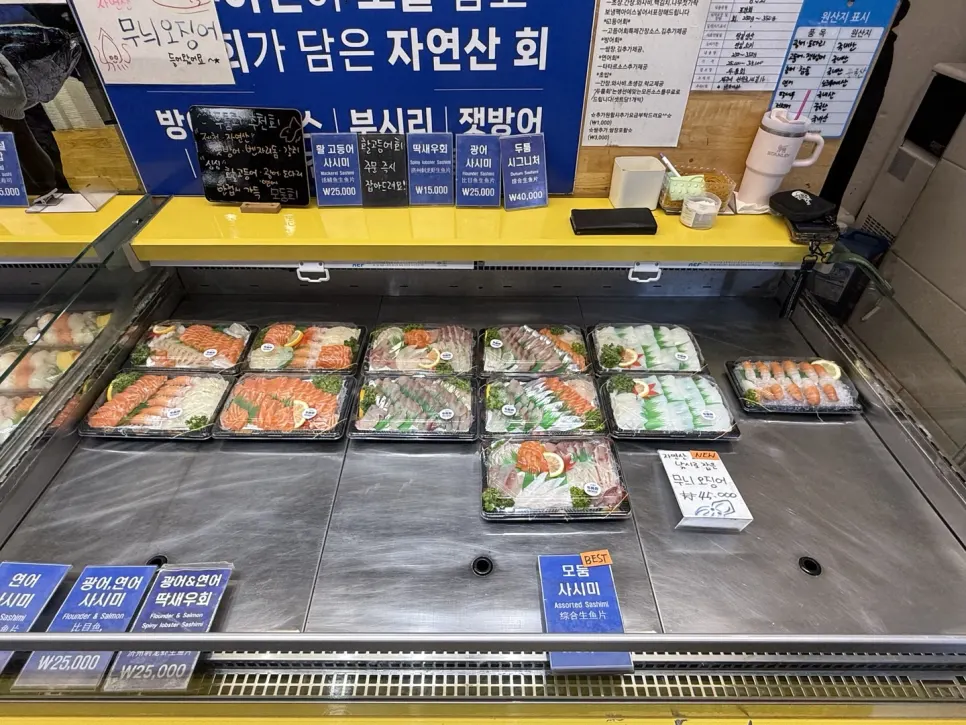 Quầy sashimi cùng bảng giá tại Dutumhoe