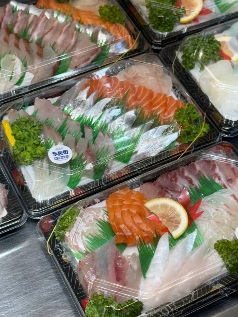 Đĩa sashimi thập cẩm gồm cá bơn, cá hồi, cá hố đã đóng gói