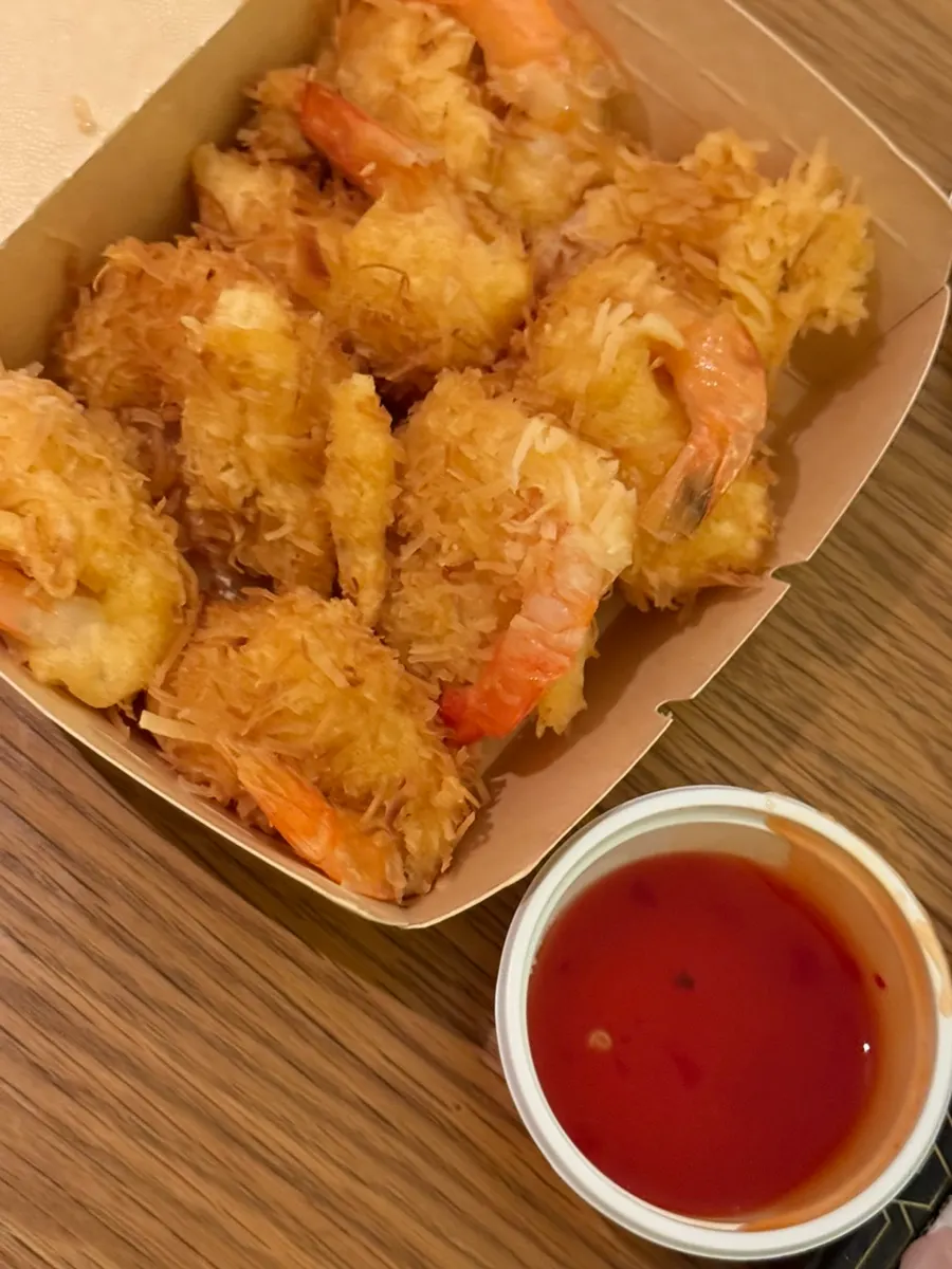 Tôm chiên coconut ăn kèm sốt chili