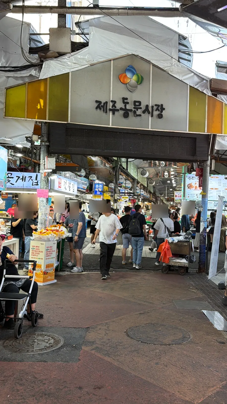 제주 동문시장 8번 게이트 주변 거리 풍경