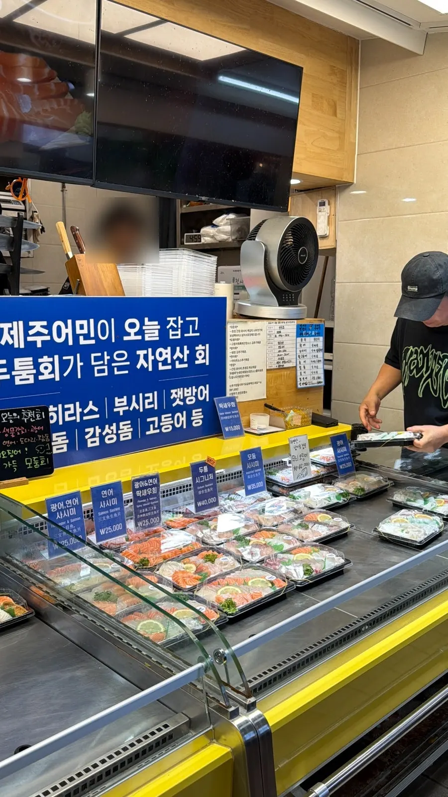 동문시장 야시장 내부 두툼회 매장 전경