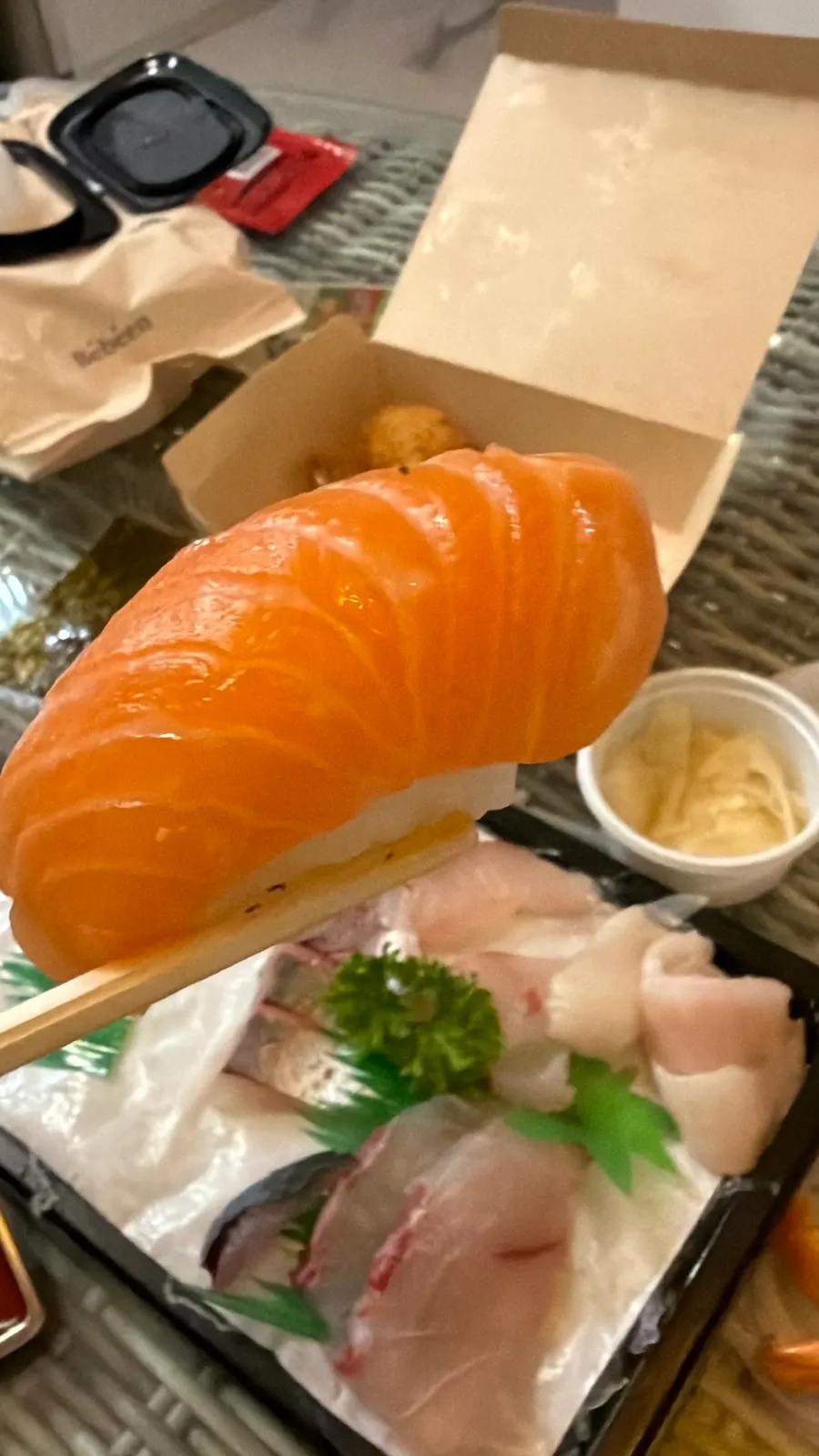 숙소에 차린 회 포장 저녁 상차림