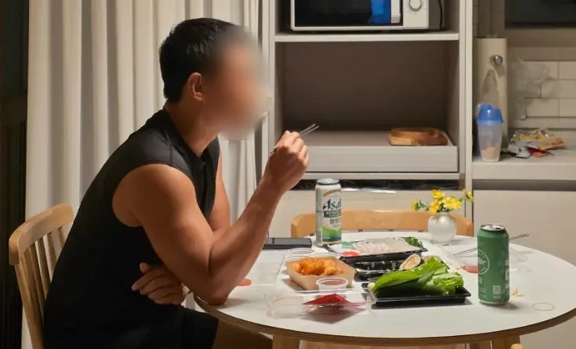 숙소에서 차린 두툼회 포장 야식상