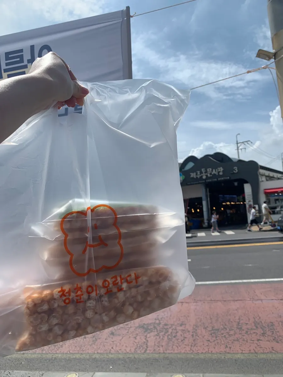 Introduction to oranda souvenirs at Jeju Dongmun Market