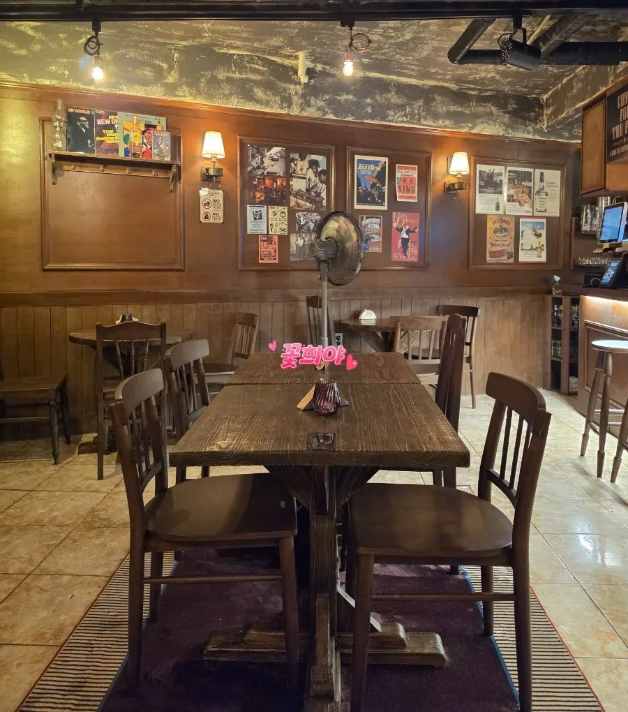 Interior of Dixie's restaurant