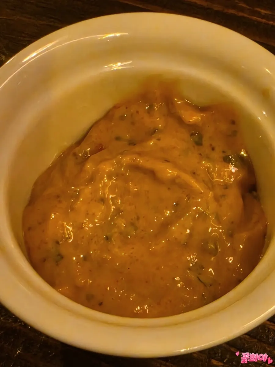 Sides and biscuit served alongside the chicken