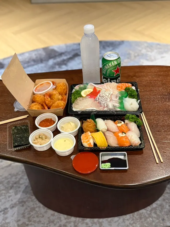 Starting a sashimi takeaway order at Jeju Dongmun Market