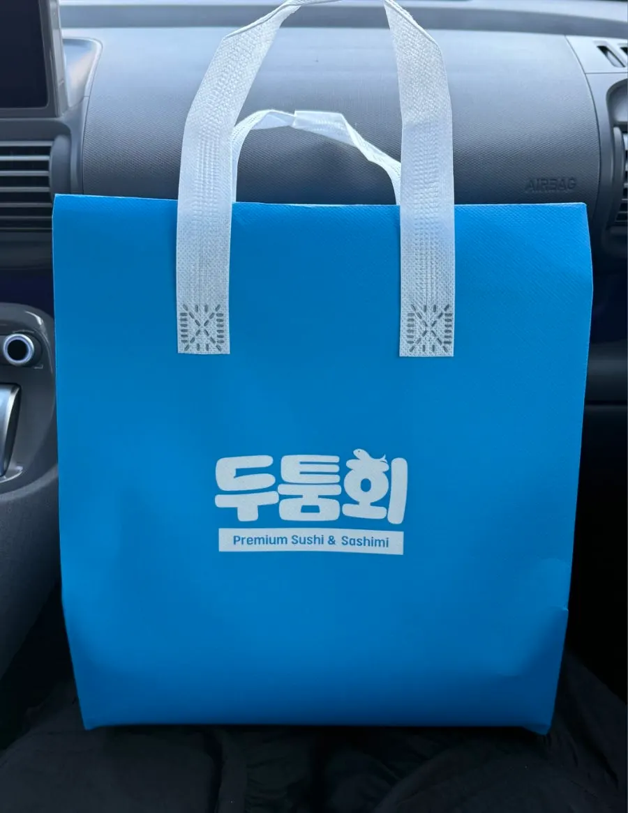 Chilled bag included with sashimi takeaway