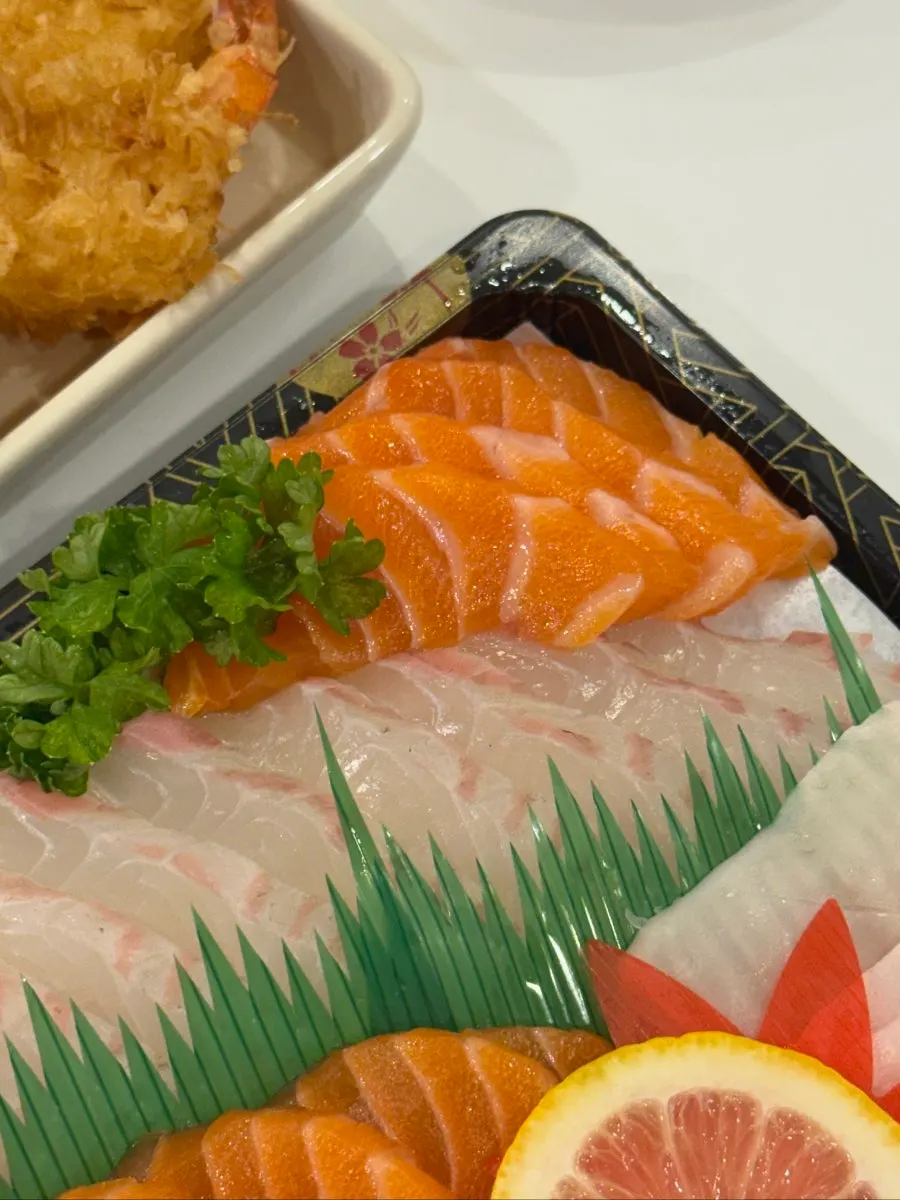 Salmon sashimi with tartar sauce