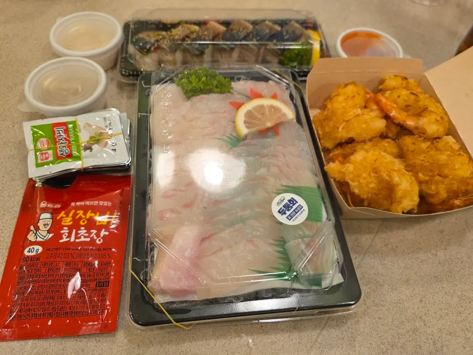 Flounder sashimi and mackerel pressed sushi set