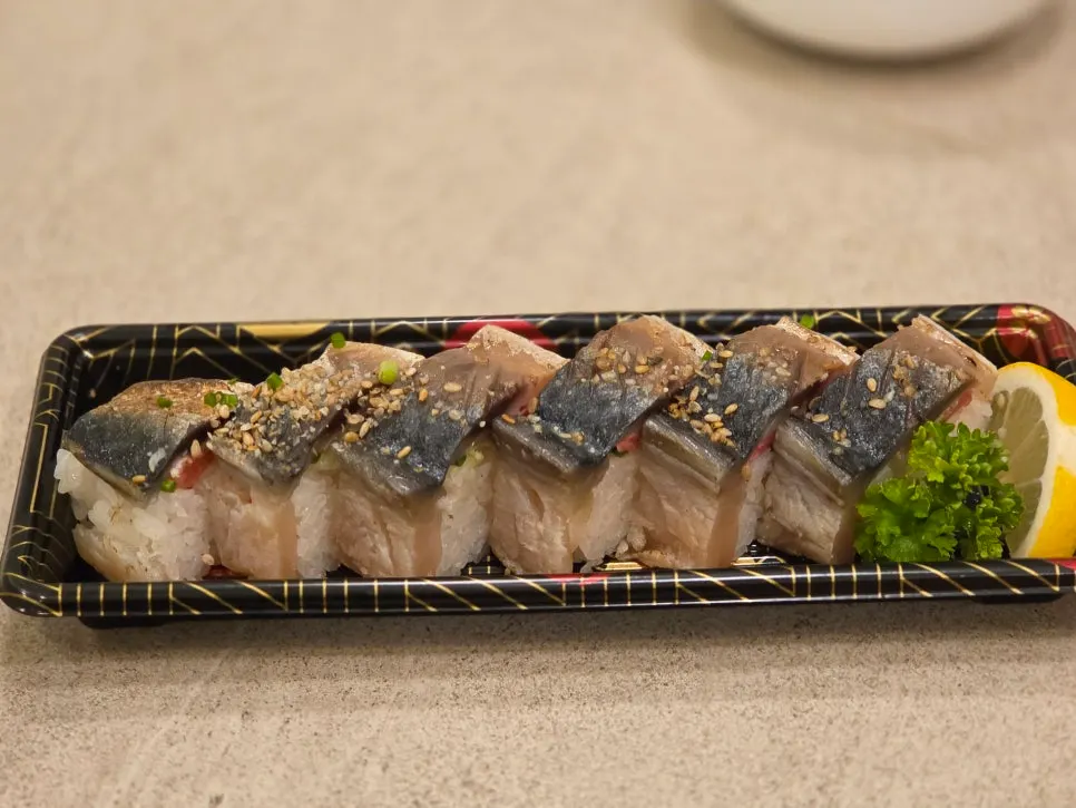 Takeaway mackerel pressed sushi