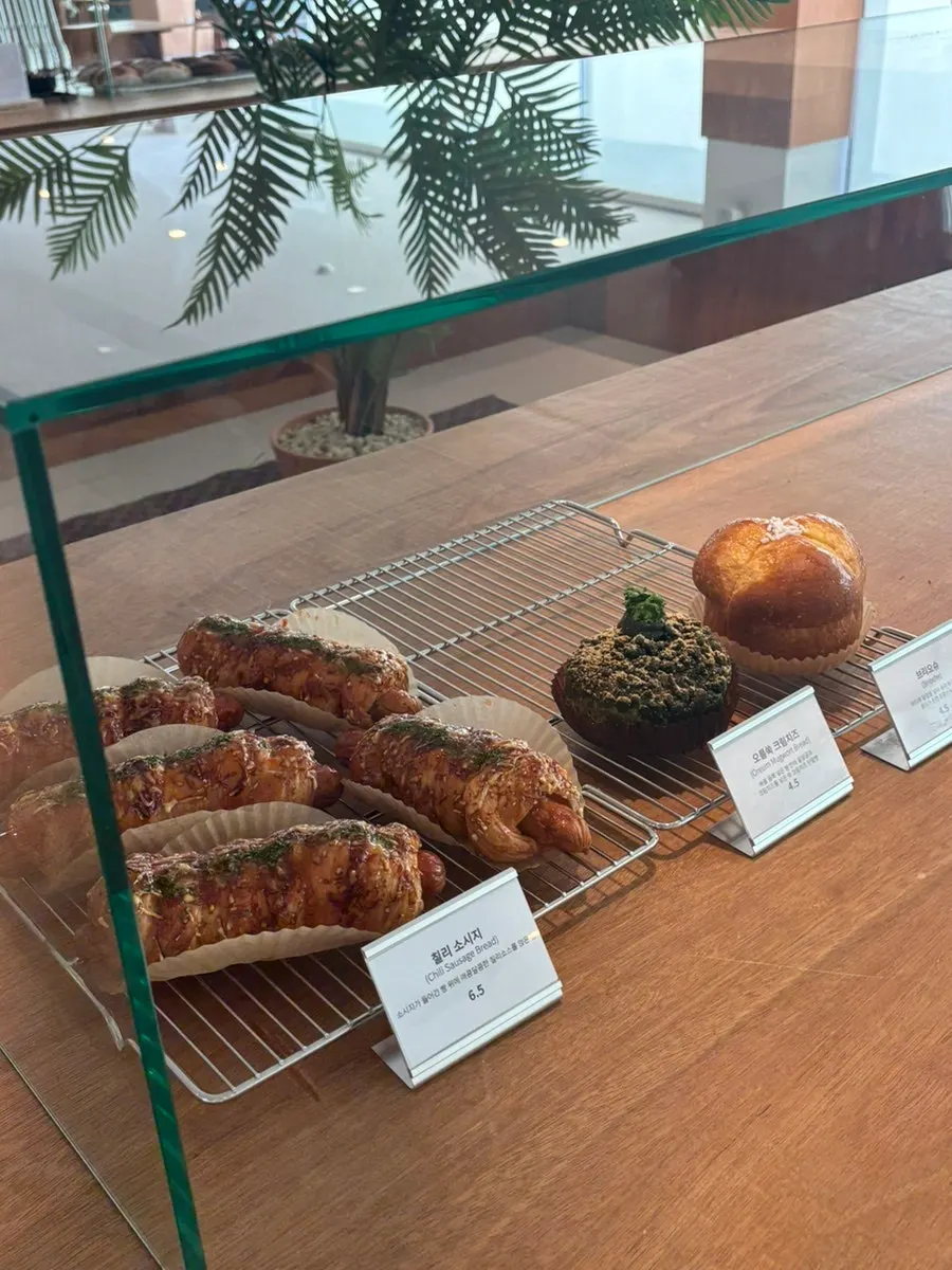 Stylish ceramics displayed at Dobana