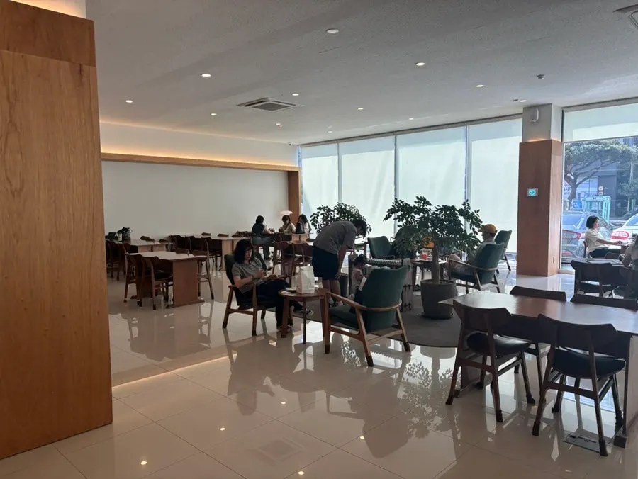 Counter and ordering area at Dobana