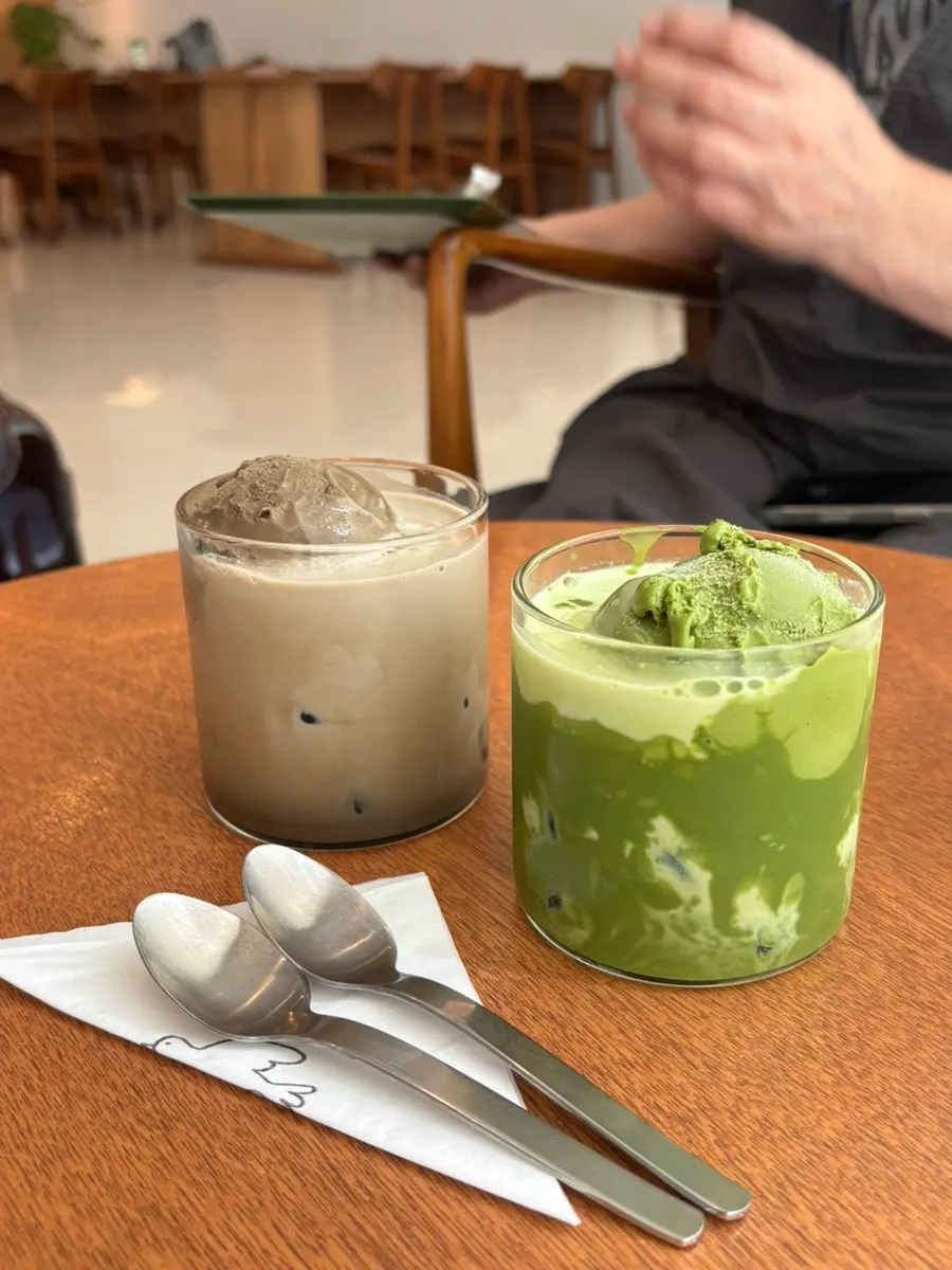 Hojicha-oreum topped with hojicha ice cream