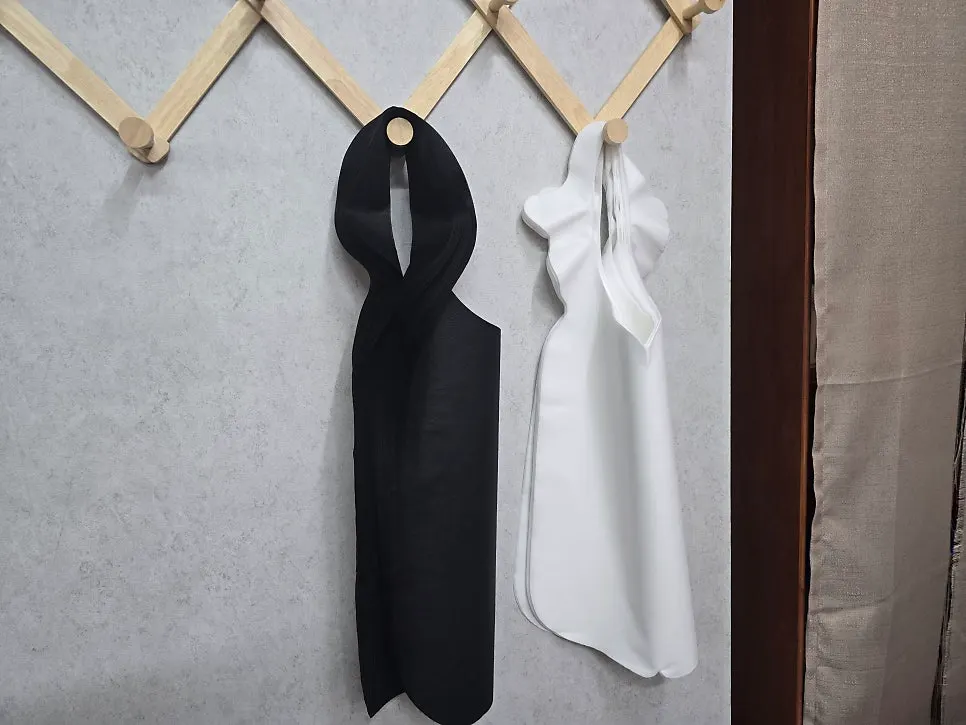 드럼통 화구가 놓인 테이블 좌석