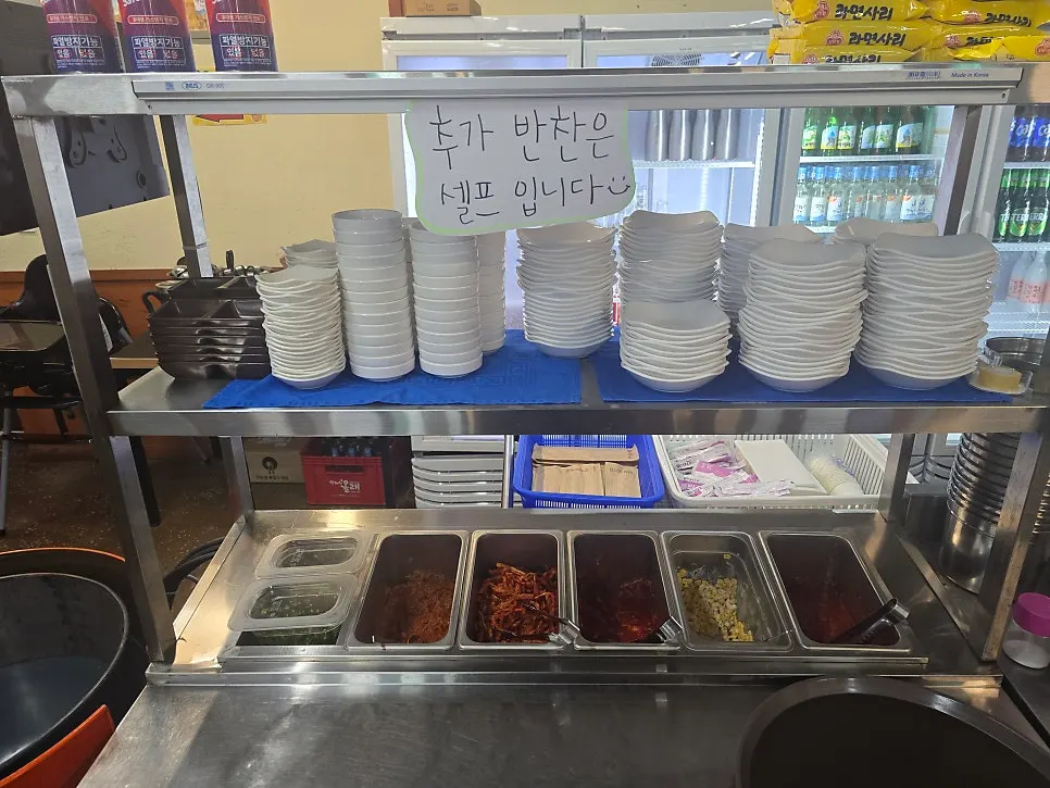 간단하게 차려진 기본 반찬
