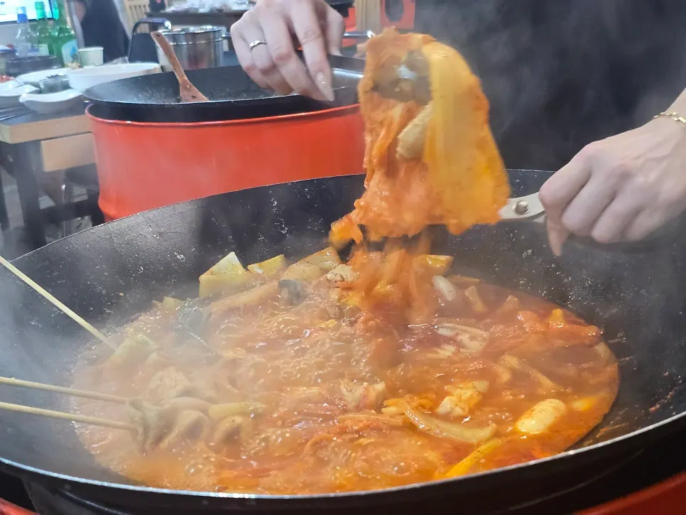 팔팔 끓고 있는 매콤한 솥뚜껑 닭도리탕