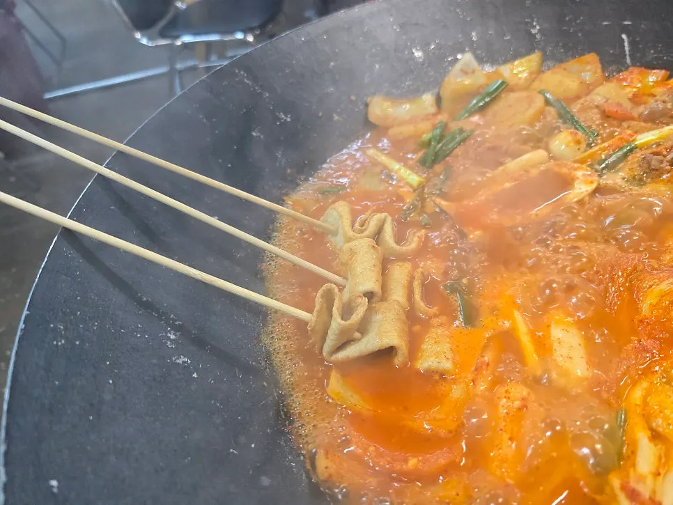 촉촉한 닭다리를 건져 올린 모습