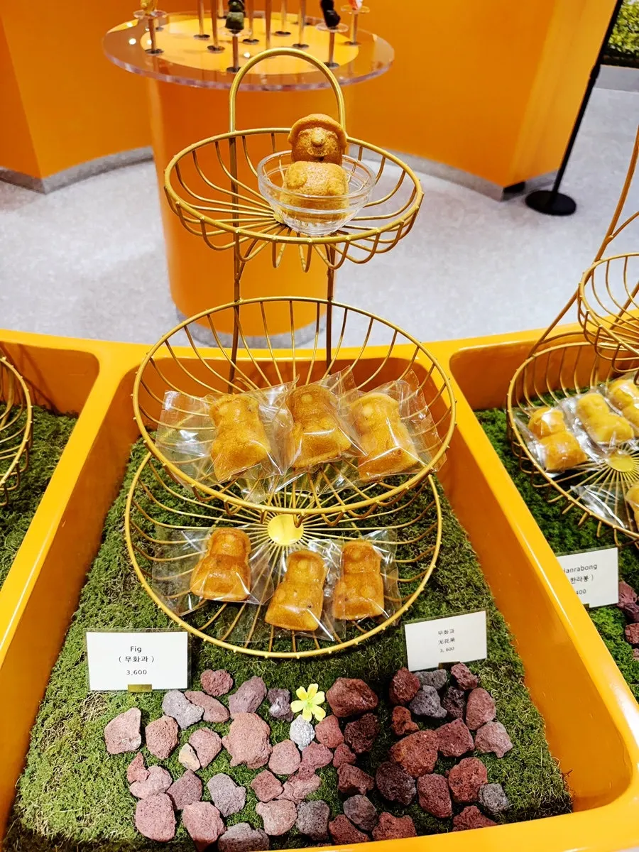 Space for browsing souvenirs and desserts