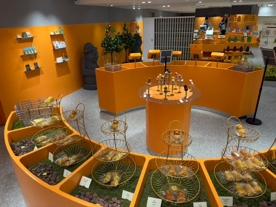 Today Jeju store and tourists' shopping bags