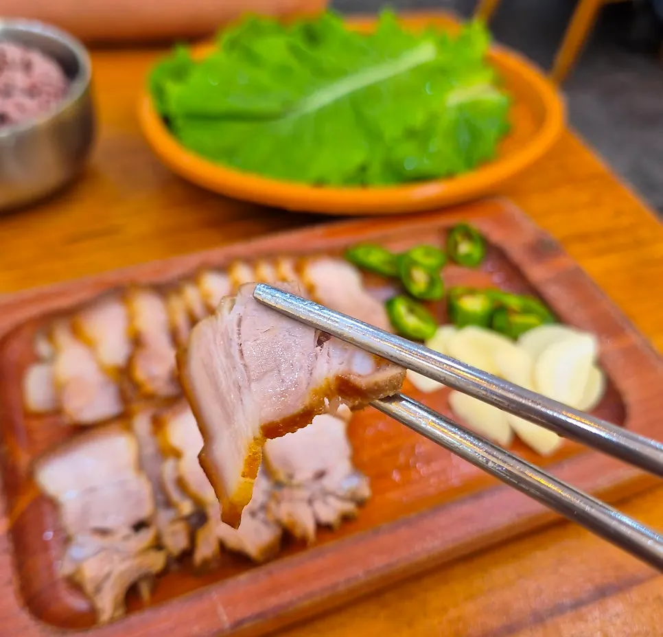 해장국과 밑반찬이 놓인 테이블