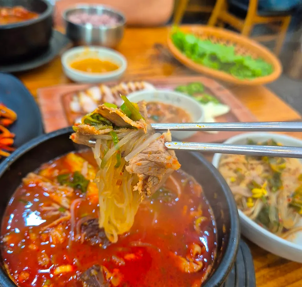 콩나물과 선지, 우거지가 가득한 해장국 건더기