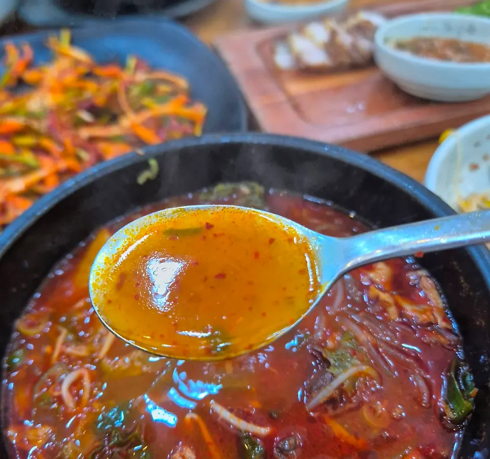 다데기를 풀어 붉어진 해장국 국물