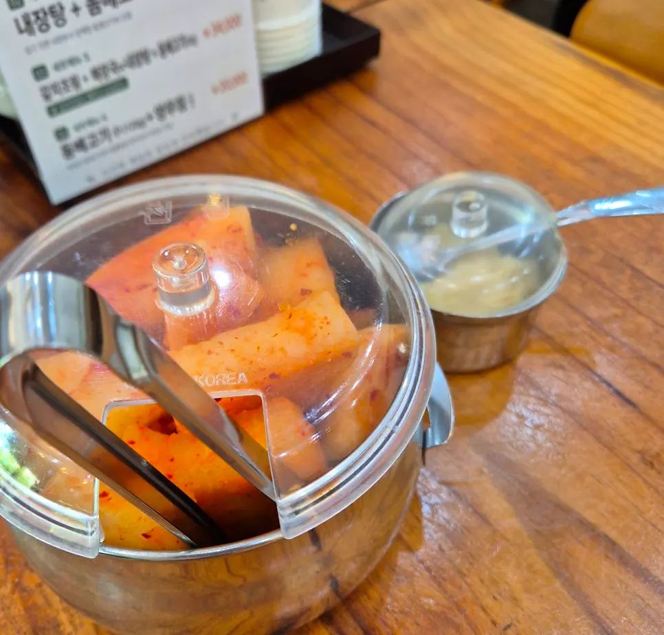 테이블 항아리에 담긴 섞박지