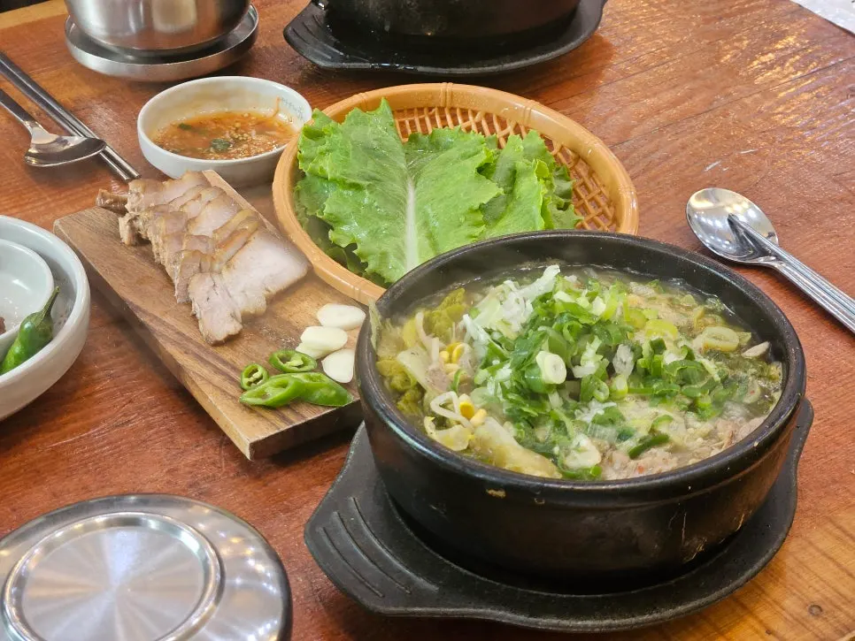 Table set with haejangguk and dombe pork set