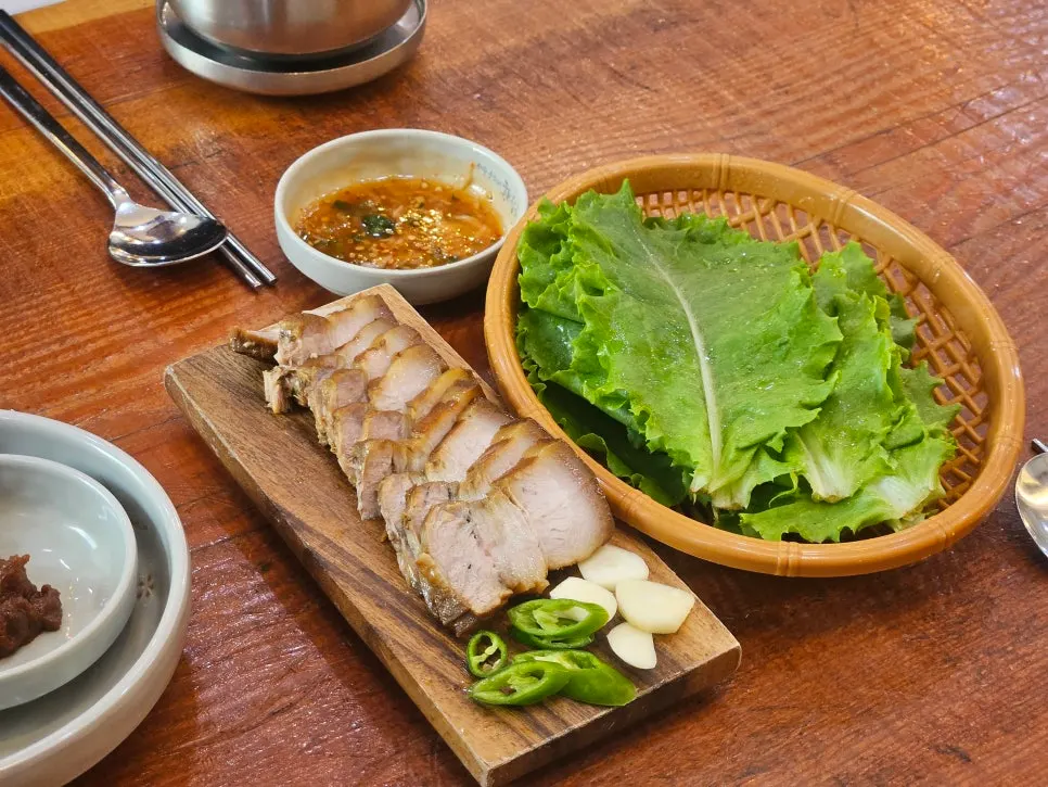 Dombe pork served with lettuce and salted shrimp