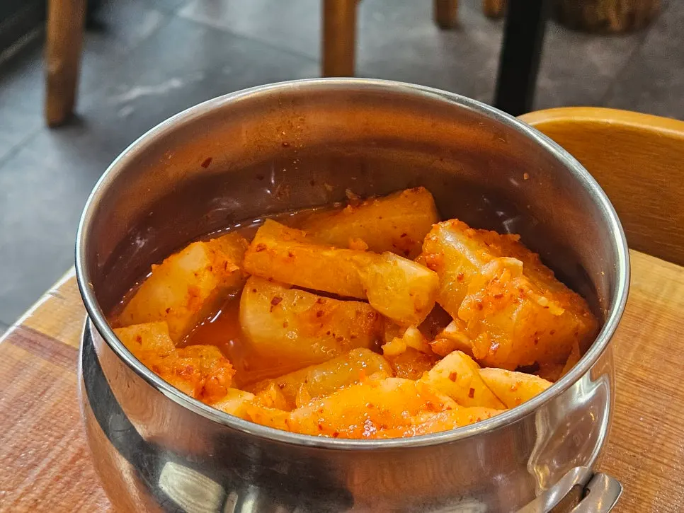 Kkakdugi in a tub on the table