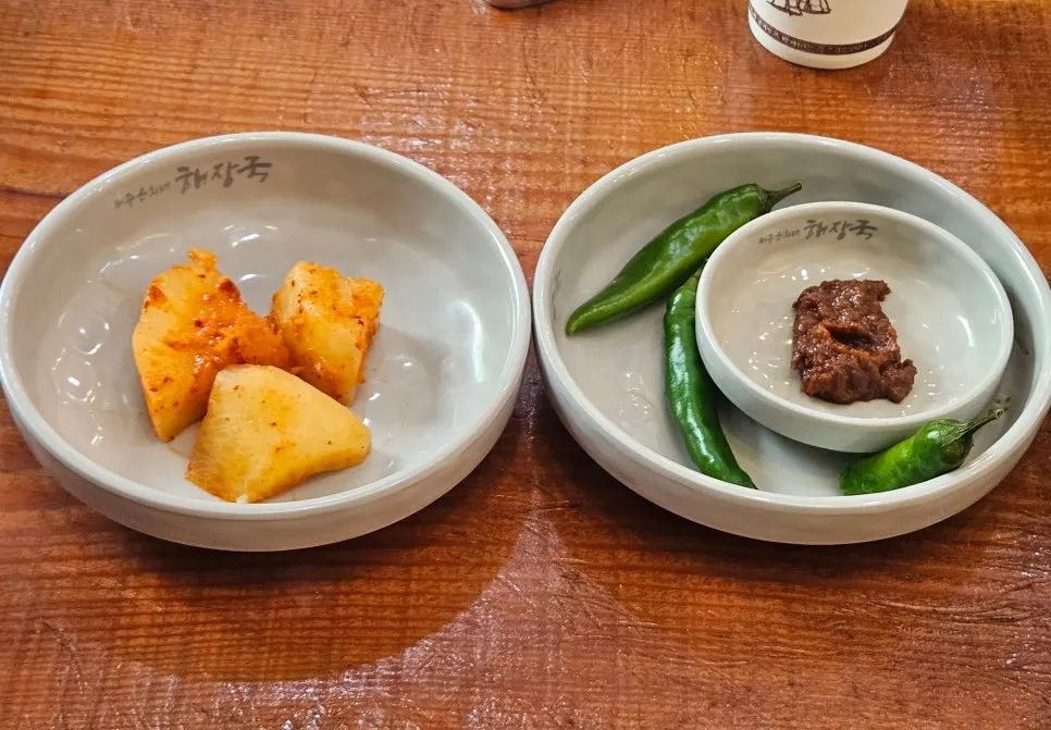 Basic side dishes of peppers and ssamjang
