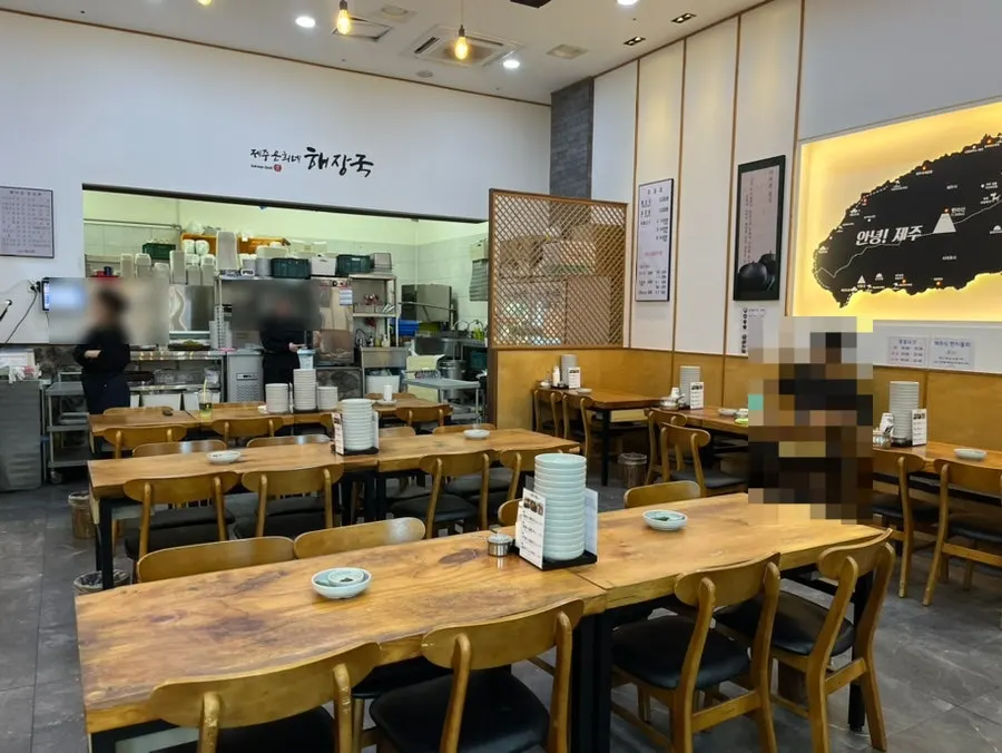 広くて清潔な解腸湯店の店内席