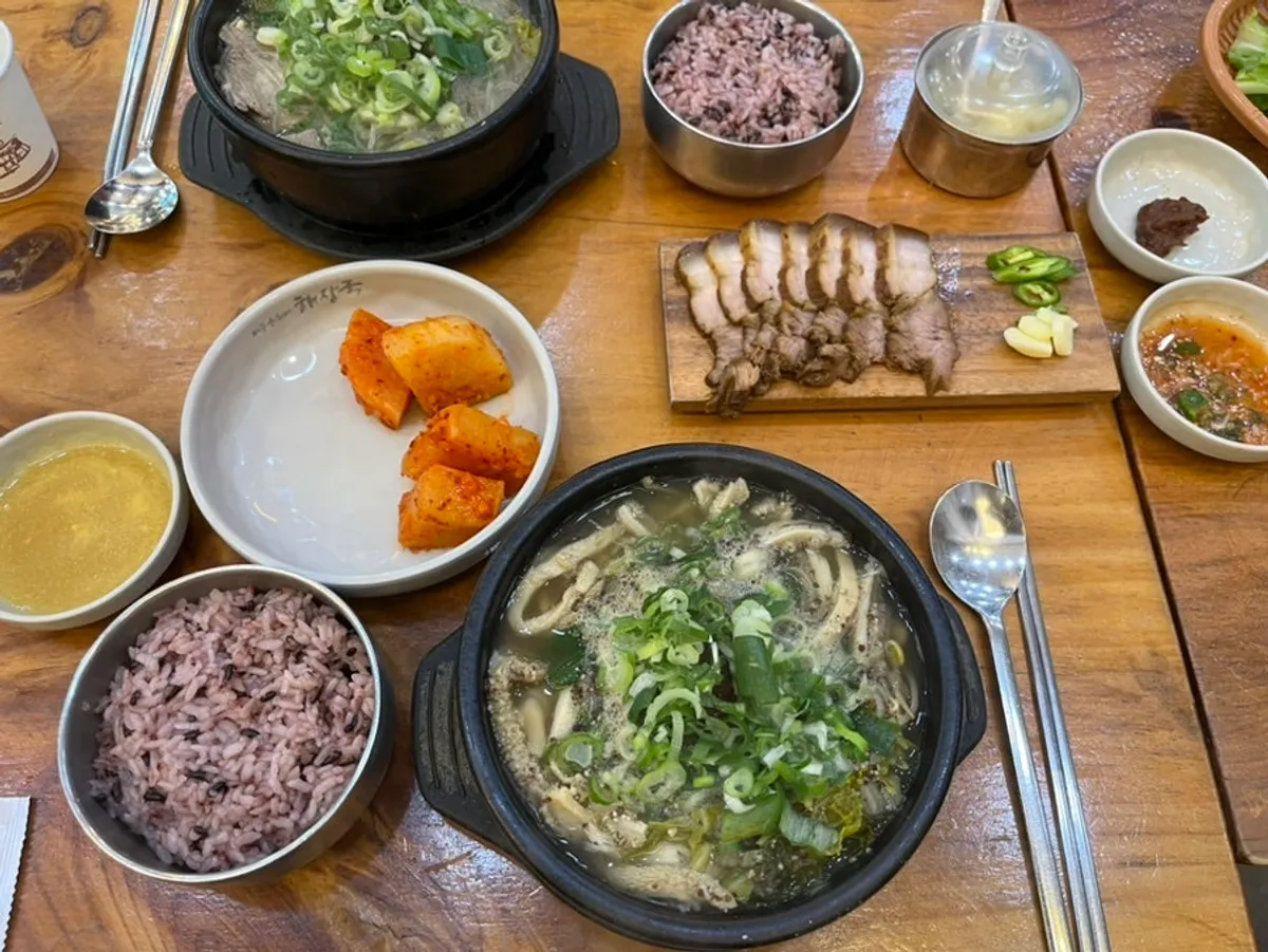 解腸湯と内臓湯がすべて並んだ食卓