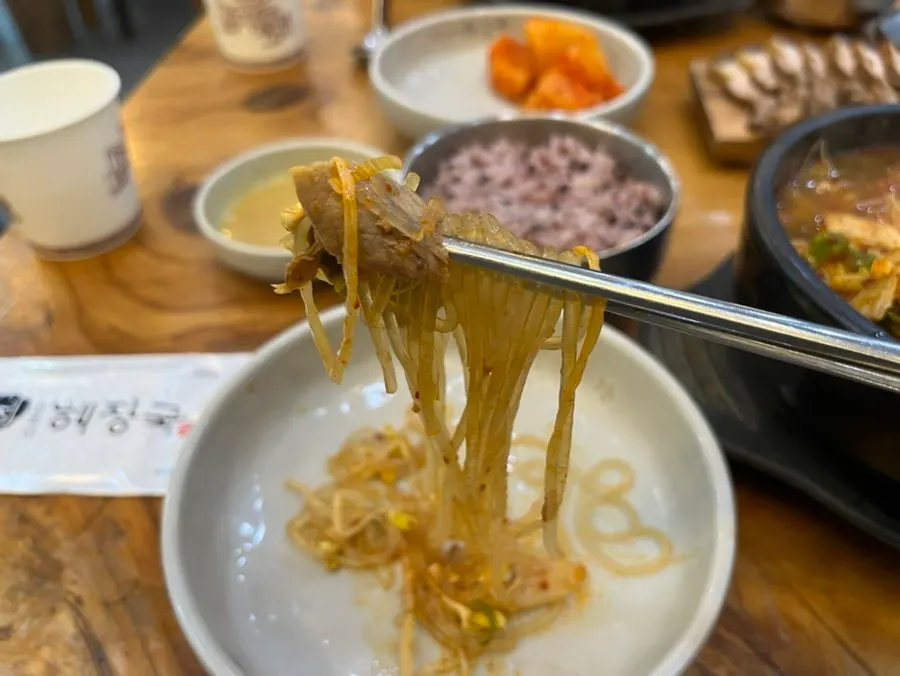 ダデギを混ぜた赤いスープと具材