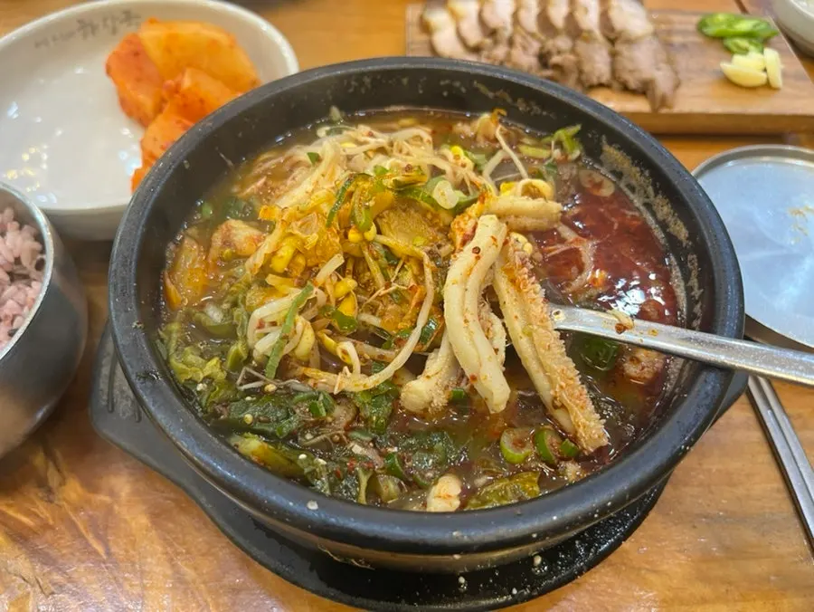 ダデギを混ぜる前の澄んだ内臓湯スープ