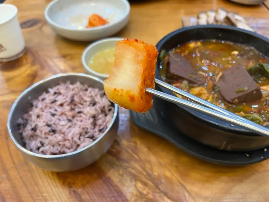 サンチュに包んで食べるドムベコギ