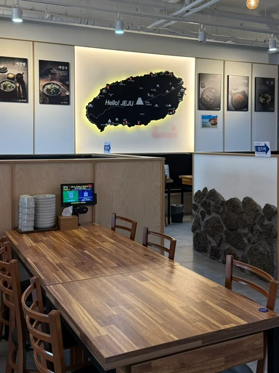 주말 오후 여유로운 매장 내부 홀
