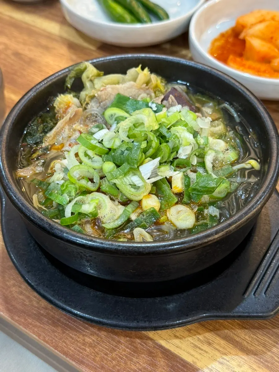 우거지와 선지가 담긴 얼큰한 해장국