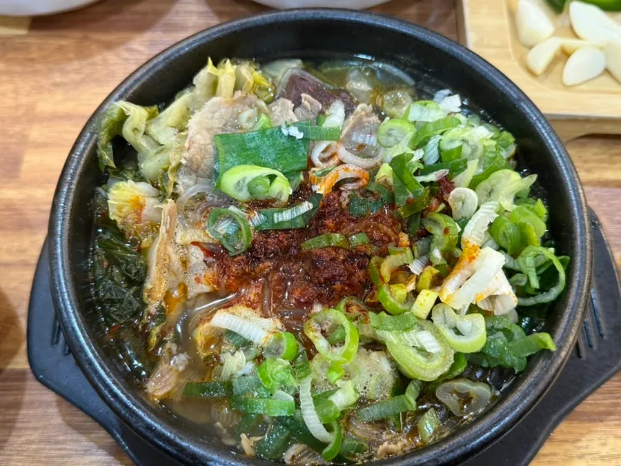 파 아래 다대기가 올라간 해장국 뚝배기